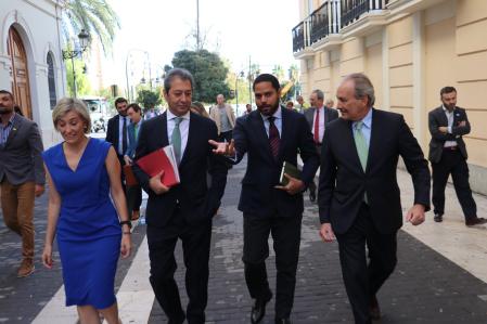 Ignacio Garriga, acompaña a los tres consellers de Vox.