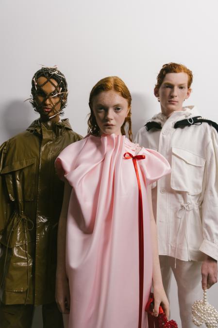 Simone Rocha dulcificó su propuesta rosa y en torno al tema de la flor que da nombre al color