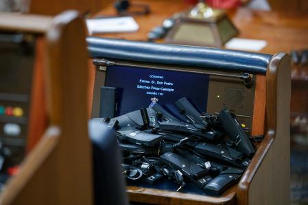 Pleno en el Congreso de los Diputados Abascal pone a Pepa Millán se van del hemiciclo Diputados de Vox dejan los traductores en el escaño del Presidente del Gobierno