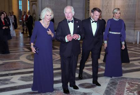 Camila del Reino Unido, Carlos III, Emmanuel Macron y Brigitte Macron ya en el interior del Palacio de Versalles