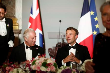 Carlos III y Emmanuel Macron, ya durante la cena de gala en Versalles