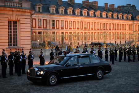 El rey Carlos de Gran Bretaña y la reina Camilla de Gran Bretaña se sientan en un automóvil cuando llegan a un banquete estatal en el Palacio de Versalles.
