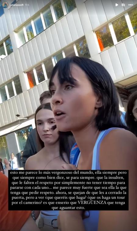 Aitana no pudo sino contestar al padre, impaciente porque su hija se fotografiase con su ídolo.