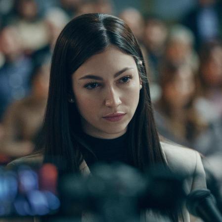 Úrsula Corberó con blazer y jersey de cuello alto durante el juicio en 'El cuerpo en llamas'