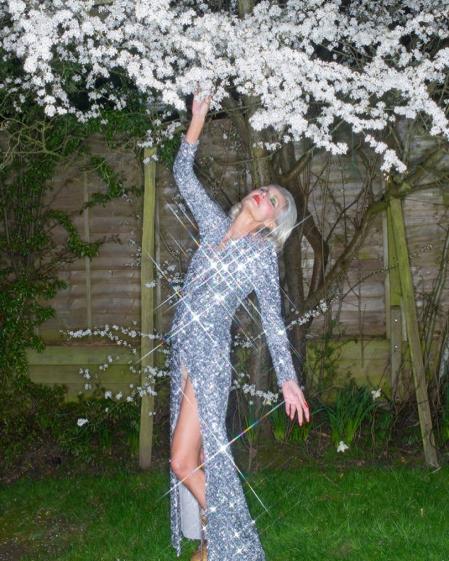 Michele Ronson con un vestido con una gran abertura en la falda