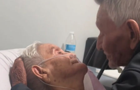 El anciano se despide de su mujer antes de fallecer