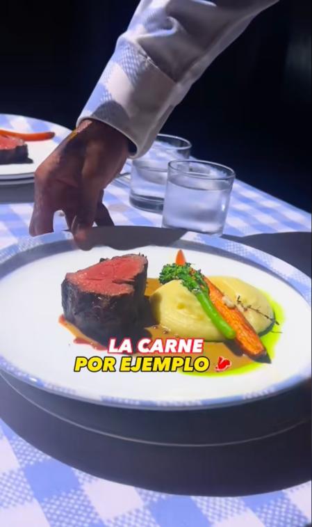 Un plato servido sobre la recreación virtual