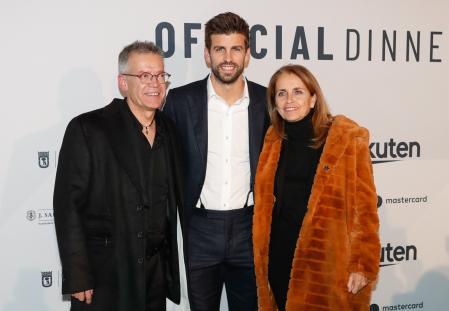 Gerard Piqué y sus padres en un evento
