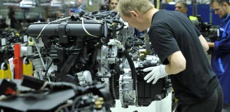 Un operario durante el proceso de fabricación del sistema de propulsión del Volvo V60 Plug in Hybrid, que en este caso monta un motor de gasolina