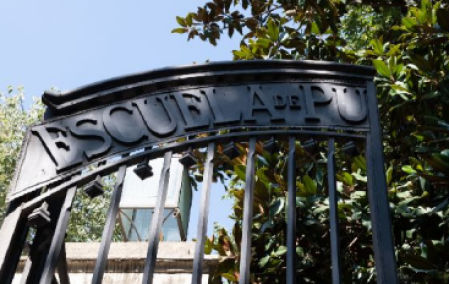 Inscripción de la Escuela de Puericultura en la entrada a Vil·la Florida.