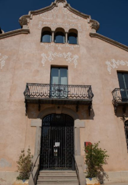 Fachada principal orientada hacia el sur, donde pueden apreciarse unos esmerados esgrafiados.