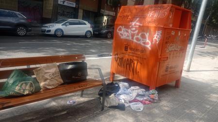 Ropa fuera del contenedor.