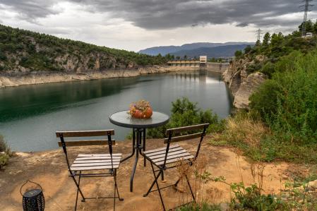 Terraza con vistas al embalse de Sant Antoni.