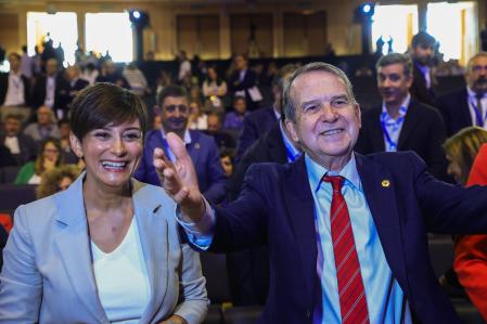 El alcalde de Vigo Abel Caballero junto a Isabel Rodríguez, ministra de Política Territorial este sábado durante la celebración del Pleno de la Federación Española de Municipios y Provincias.
