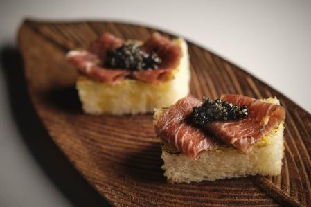 Presa ibérica curada, brioche, mantequilla noisette y caviar