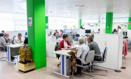 ESPAÑA CAMPAÑA RENTA:GRAF670. VALLADOLID, 14/05/2019.- Oficinas centrales de la AEAT en Valladolid. Hoy comienza la atención presencial en oficinas para la confección de la declaración de IRPF de 2018, que está disponible para los contribuyentes que necesiten ayuda y hayan solicitado cita previa. Según informa la Agencia Tributaria en su página web, la cita previa se puede solicitar por internet, a través de la aplicación móvil o en los teléfonos 901223344 y 915530071. Además de en oficinas, los contribuyentes pueden presentar su declaración por internet con el programa Renta web, a través de la aplicación móvil de la Agencia Tributaria o de manera telefónica con el plan 