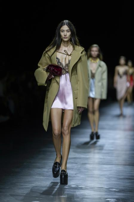 Gucci, bajo la nueva dirección de Sabato De Sarno, propone un armario más ponible y terranal