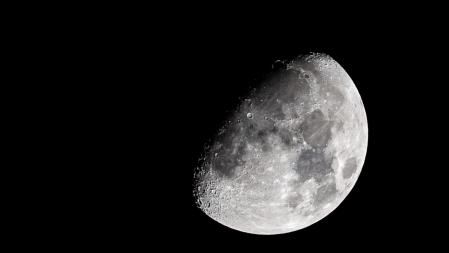 Vista del brillo de la luna creciente.