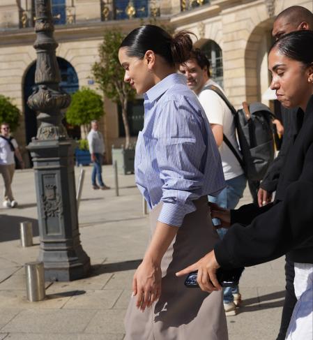 Rosalía a la salida de la boutique de Schiaparelli en París