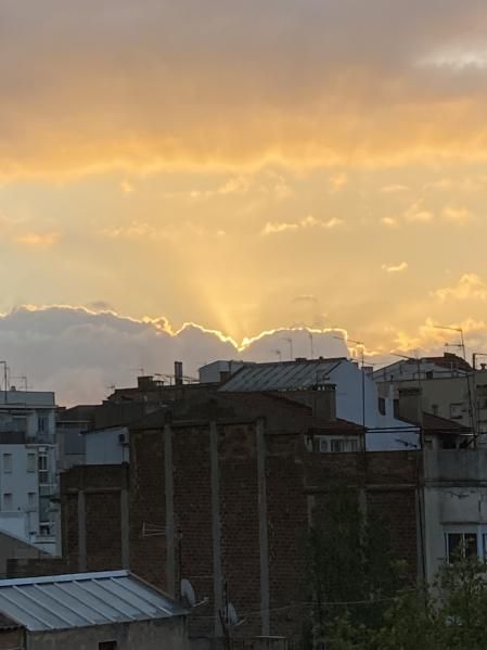 Amanecer desde el balcón en Barcelona.