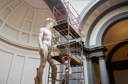 La restauradora Eleonora Puccit durante los trabajos de limpieza de la escultura