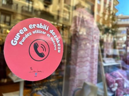 La pegatina que identifica la posibilidad de utilizar el teléfono de ese comercio