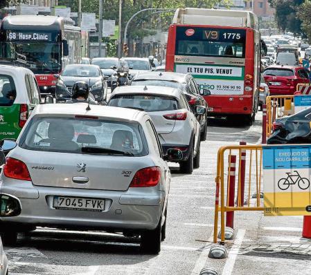 Tráfico intenso en una calle de Barcelona con obras en el carril bici 