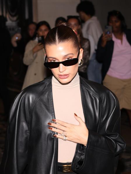 Hailey Bieber con su look sin pantalones en París

Pictured: Hailey Bieber
Ref: SPL9942738 250923 NON-EXCLUSIVE
Picture by: Aissaoui Nacer / SplashNews.com

Splash News and Pictures
USA: 310-525-5808 
UK: 020 8126 1009
eamteam@shutterstock.com

World Rights,