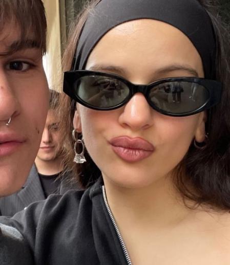 Rosalía con uno de sus fans en Milán