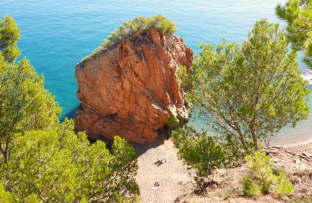 Bañistas en la arena de la Illa Roja.