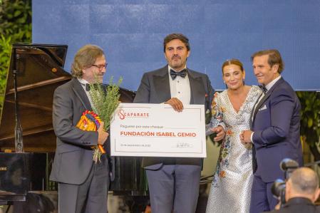 Pepe Navarro recibió un cheque en nombre de su amiga Isabel Gemio, cuyo destino es la fundación creada por la periodista.