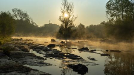 El río Ter humeante y con muy poca agua, en Manlleu.