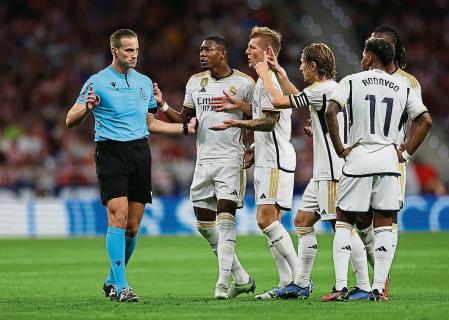 Soccer Football - LaLiga - Atletico Madrid v Real Madrid - Metropolitano, Madrid, Spain - September 24, 2023 Real Madrid's David Alaba, Toni Kroos and Luka Modric remonstrate with referee Javier Alberola Rojas REUTERS/Isabel Infantes