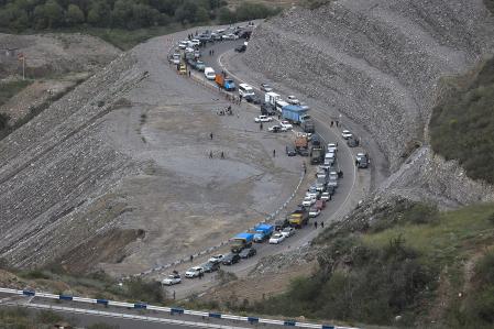 Un convoy de automóviles de personas de etnia armenia de Nagorno-Karabaj se traslada a Kornidzor, en la región de Syunik, Armenia