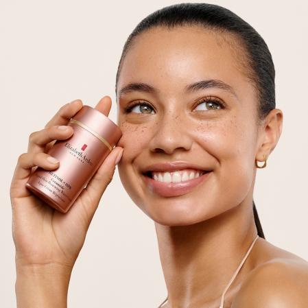 El innovador tratamiento de Elizabeth Arden también hidrata, suaviza y perfecciona el tacto de la piel, sea del tipo que sea, ya que el producto es adecuado para todo tipo de pieles