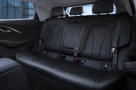 La banqueta trasera puede acomodar a tres personas&nbsp;