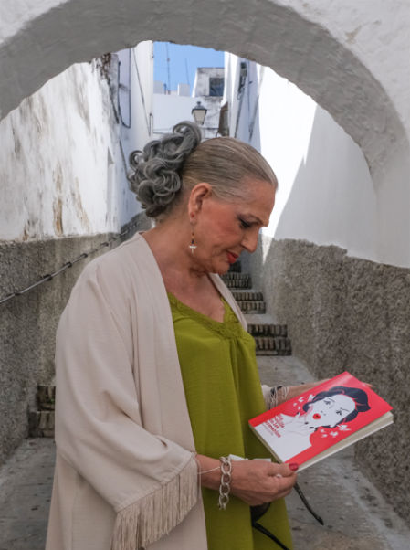 Manolita Chen, con el libro 'Sin polilla en los armarios'.