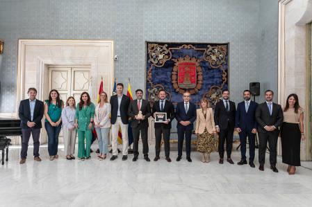 Alcaldes y concejales de Alicante y Elx posaron juntos tras la sesión de trabajo 