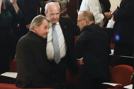 Los presidents Artur Mas y José Montilla conversan con Carles Campuzano, conseller de Drets Socials de la Generalitat