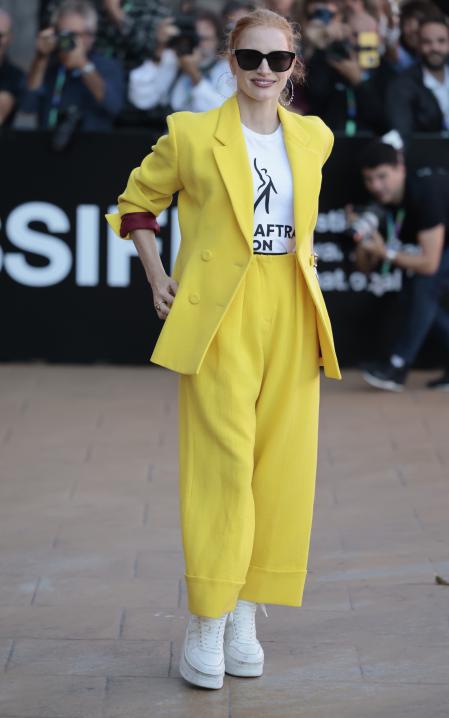 Jessica Chastain con su traje de Gucci y camiseta del Sindicato de Actores a su llegada a San Sebastián