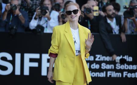 Jessica Chastain con su traje de Gucci y camiseta del Sindicato de Actores a su llegada a San Sebastián