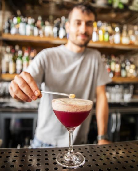 El cóctel 'American Pie', canción de 1971 de Don McLean, con ron de mantequilla de cacahuete, arándanos, espuma de yogurt y cacahuete