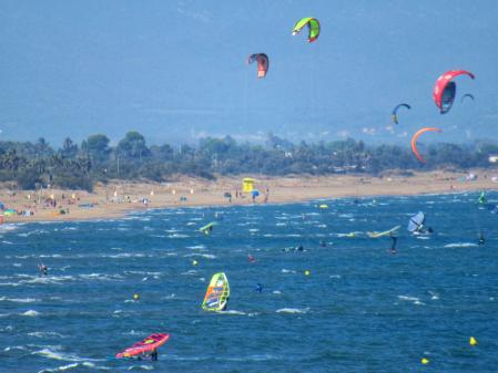 Practicantes de kitesurf en el golfo de Roses.