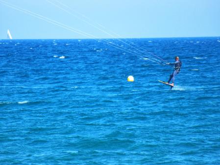 Practicantes de kitesurf en el golfo de Roses.