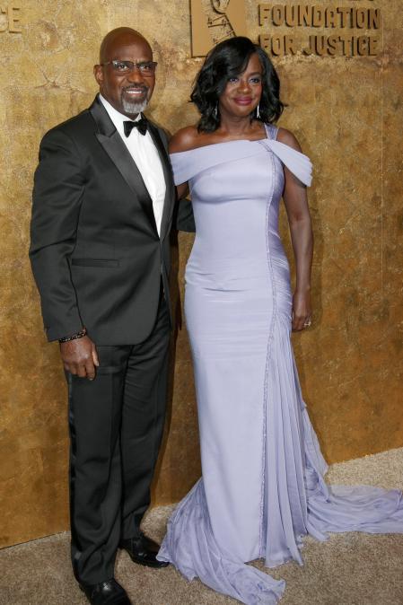Julius Tennon y Viola Davis en la alfombra roja de los premios 'The Albies'