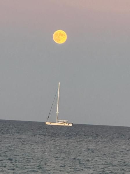 La luna llena sobre el mar Mediterráneo vista desde Altea.