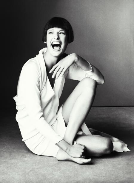 Feliz frente a la cámara de su amigo Steven Meisel, en un reportaje para ‘Vogue Italia’, en 1993. © 2023 Steven Meisel (Estilismo: Joe McKenna. Peluquería: Ward Stegerhoek. Maquillaje: Denise Markey)