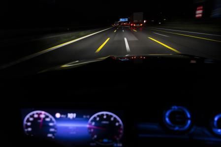 Restricciones como no conducir de noche buscan garantizar la seguridad de los conductores mayores en la carretera 