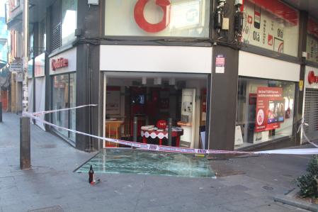 Un comercio destrozado esta mañana tras los altercados de madrugada en Molins de Rei