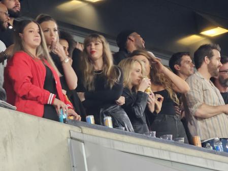 Taylor Swift parties wit